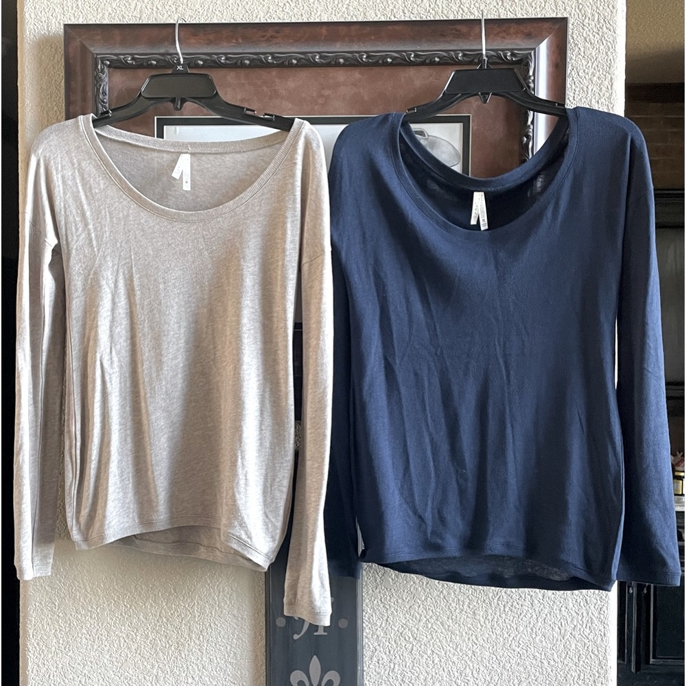 LIKE NEW! GREAT FIND!  Light Soft Cotton/Acrylic long sleeve sweaters